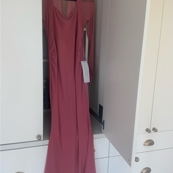 Club L London Abeam blush pink maternity maxi dress with sheer sleeves - Picture 7 of 8